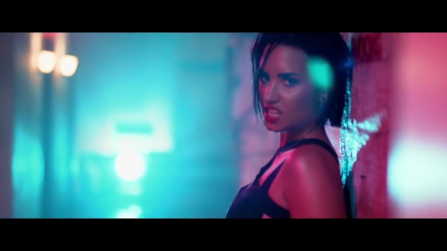 Demi_Lovato_-_Cool_for_the_Summer_28Official_Video29_mp40961.jpg