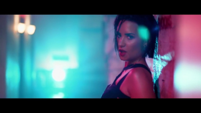 Demi_Lovato_-_Cool_for_the_Summer_28Official_Video29_mp40962.jpg