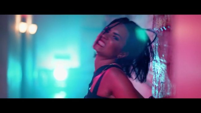 Demi_Lovato_-_Cool_for_the_Summer_28Official_Video29_mp40969.jpg