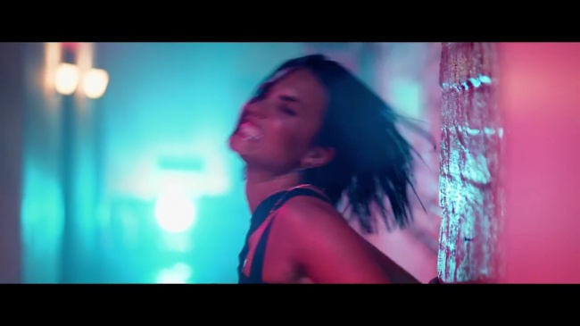 Demi_Lovato_-_Cool_for_the_Summer_28Official_Video29_mp40970.jpg