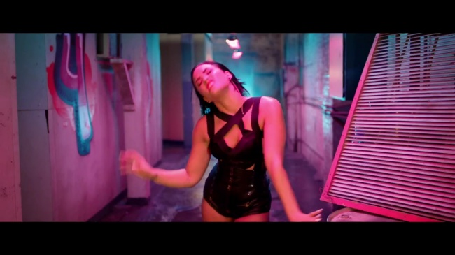Demi_Lovato_-_Cool_for_the_Summer_28Official_Video29_mp40972.jpg
