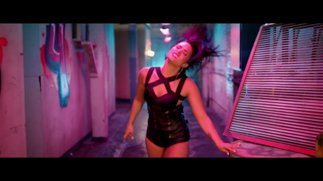 Demi_Lovato_-_Cool_for_the_Summer_28Official_Video29_mp40981.jpg