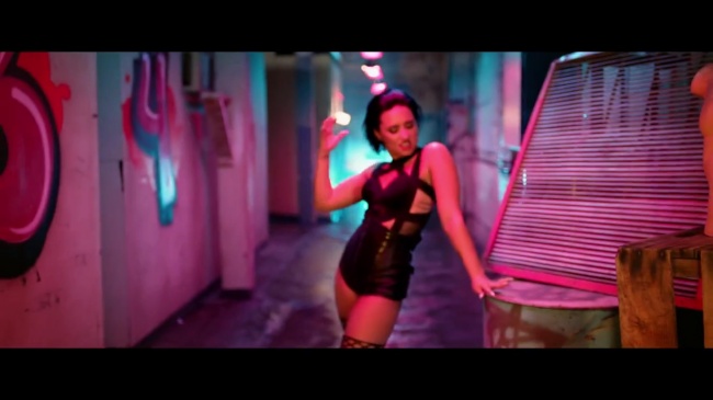Demi_Lovato_-_Cool_for_the_Summer_28Official_Video29_mp41000.jpg