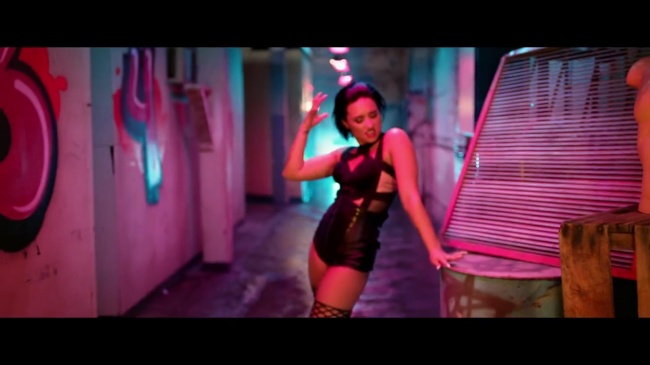 Demi_Lovato_-_Cool_for_the_Summer_28Official_Video29_mp41001.jpg
