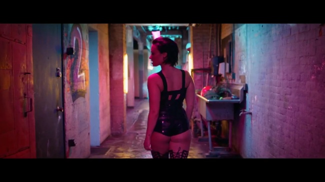 Demi_Lovato_-_Cool_for_the_Summer_28Official_Video29_mp41038.jpg