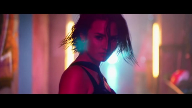 Demi_Lovato_-_Cool_for_the_Summer_28Official_Video29_mp41060.jpg