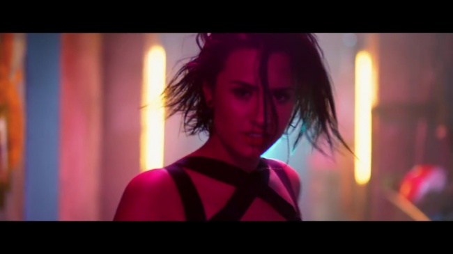 Demi_Lovato_-_Cool_for_the_Summer_28Official_Video29_mp41069.jpg