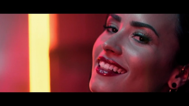 Demi_Lovato_-_Cool_for_the_Summer_28Official_Video29_mp41162.jpg