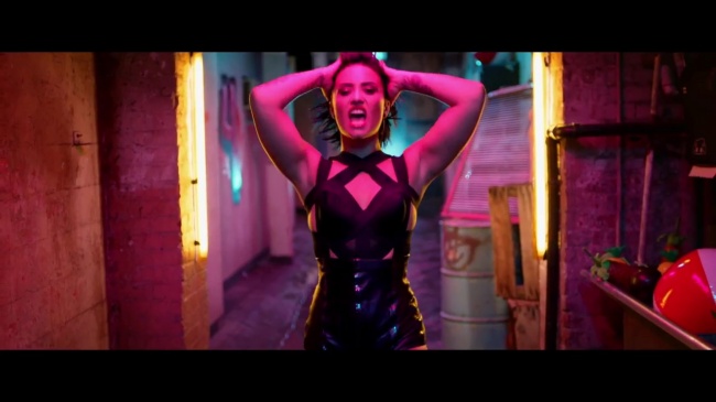 Demi_Lovato_-_Cool_for_the_Summer_28Official_Video29_mp41192.jpg