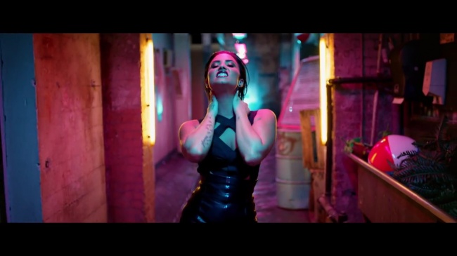 Demi_Lovato_-_Cool_for_the_Summer_28Official_Video29_mp41218.jpg