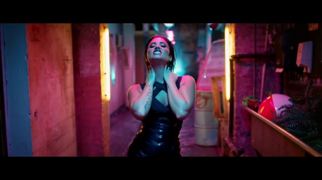 Demi_Lovato_-_Cool_for_the_Summer_28Official_Video29_mp41219.jpg