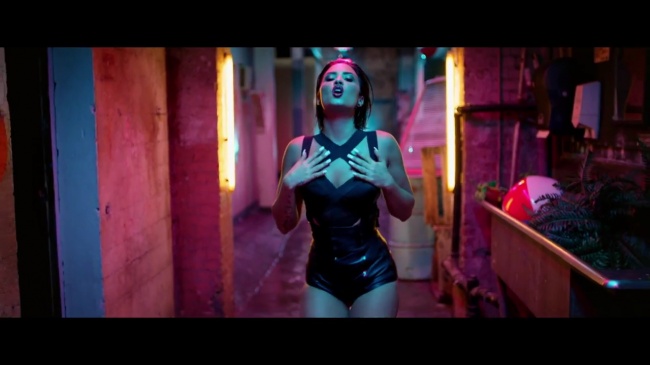 Demi_Lovato_-_Cool_for_the_Summer_28Official_Video29_mp41232.jpg