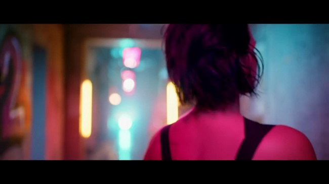 Demi_Lovato_-_Cool_for_the_Summer_28Official_Video29_mp41272.jpg