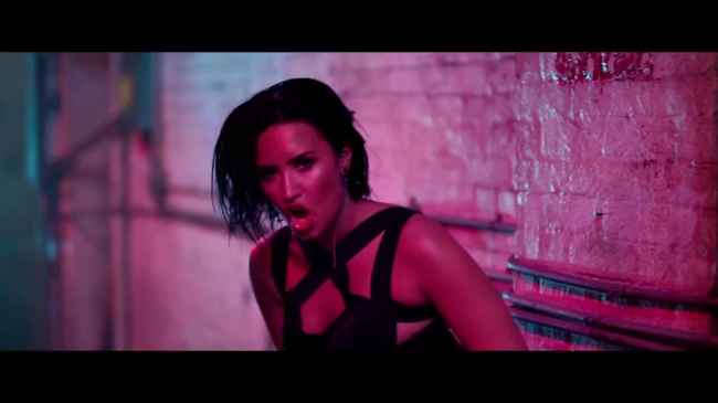 Demi_Lovato_-_Cool_for_the_Summer_28Official_Video29_mp41292.jpg