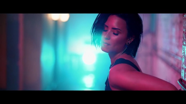 Demi_Lovato_-_Cool_for_the_Summer_28Official_Video29_mp41351.jpg