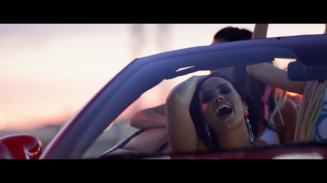 Demi_Lovato_-_Cool_for_the_Summer_28Official_Video29_mp41388.jpg