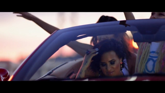 Demi_Lovato_-_Cool_for_the_Summer_28Official_Video29_mp41401.jpg