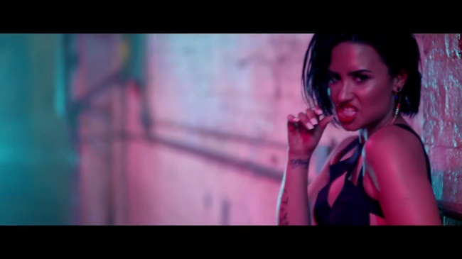 Demi_Lovato_-_Cool_for_the_Summer_28Official_Video29_mp41408.jpg