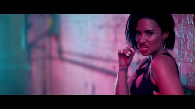 Demi_Lovato_-_Cool_for_the_Summer_28Official_Video29_mp41409.jpg