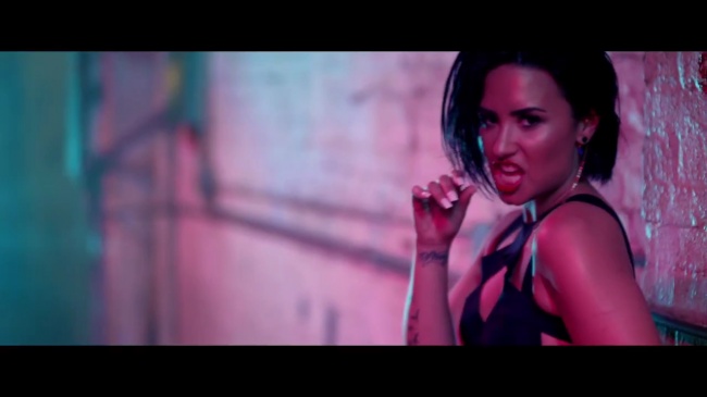 Demi_Lovato_-_Cool_for_the_Summer_28Official_Video29_mp41410.jpg
