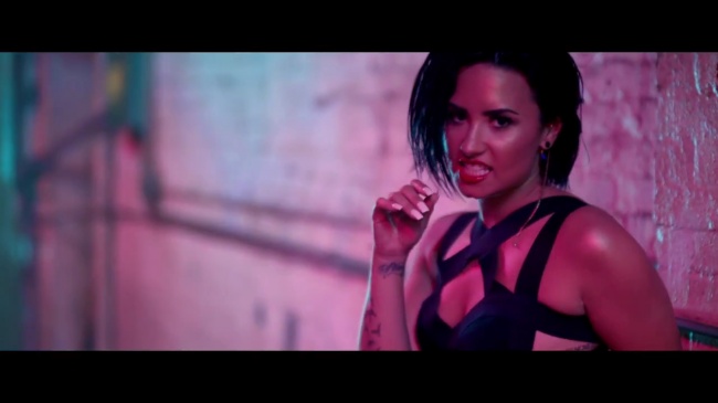 Demi_Lovato_-_Cool_for_the_Summer_28Official_Video29_mp41418.jpg