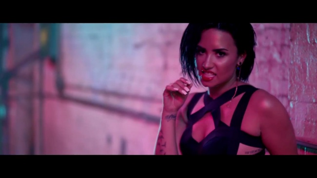 Demi_Lovato_-_Cool_for_the_Summer_28Official_Video29_mp41420.jpg