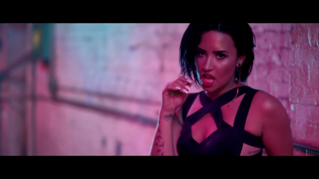 Demi_Lovato_-_Cool_for_the_Summer_28Official_Video29_mp41422.jpg
