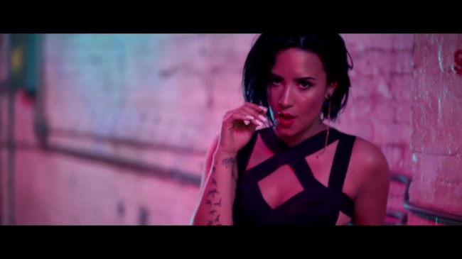 Demi_Lovato_-_Cool_for_the_Summer_28Official_Video29_mp41428.jpg