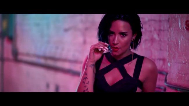 Demi_Lovato_-_Cool_for_the_Summer_28Official_Video29_mp41429.jpg