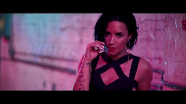Demi_Lovato_-_Cool_for_the_Summer_28Official_Video29_mp41430.jpg