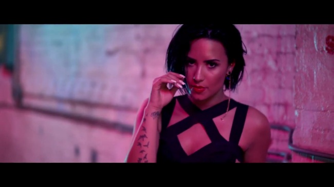 Demi_Lovato_-_Cool_for_the_Summer_28Official_Video29_mp41431.jpg