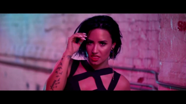 Demi_Lovato_-_Cool_for_the_Summer_28Official_Video29_mp41438.jpg