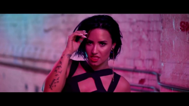 Demi_Lovato_-_Cool_for_the_Summer_28Official_Video29_mp41439.jpg