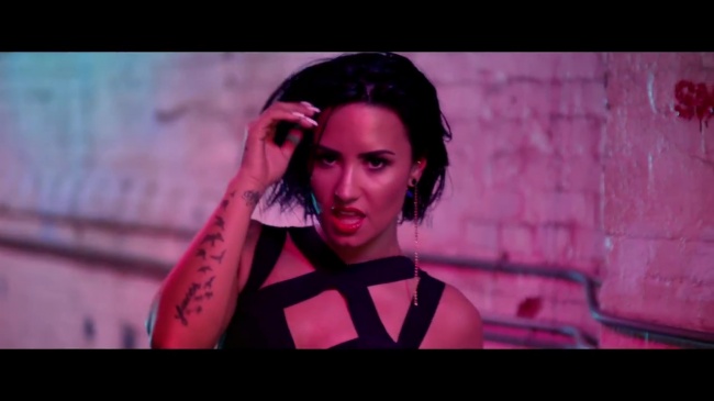 Demi_Lovato_-_Cool_for_the_Summer_28Official_Video29_mp41440.jpg