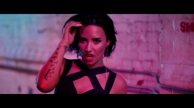 Demi_Lovato_-_Cool_for_the_Summer_28Official_Video29_mp41442.jpg