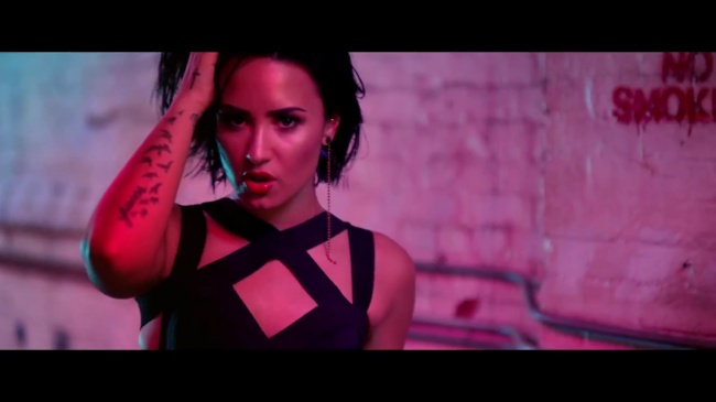 Demi_Lovato_-_Cool_for_the_Summer_28Official_Video29_mp41449.jpg