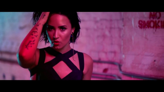 Demi_Lovato_-_Cool_for_the_Summer_28Official_Video29_mp41451.jpg