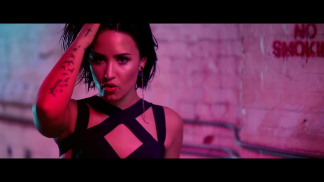 Demi_Lovato_-_Cool_for_the_Summer_28Official_Video29_mp41452.jpg