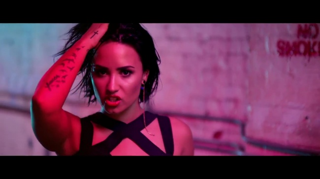 Demi_Lovato_-_Cool_for_the_Summer_28Official_Video29_mp41458.jpg