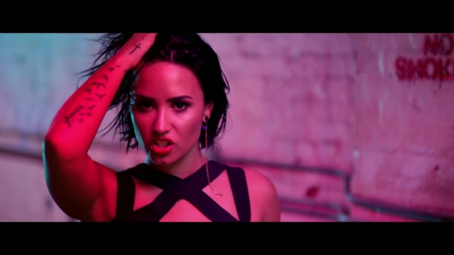 Demi_Lovato_-_Cool_for_the_Summer_28Official_Video29_mp41459.jpg