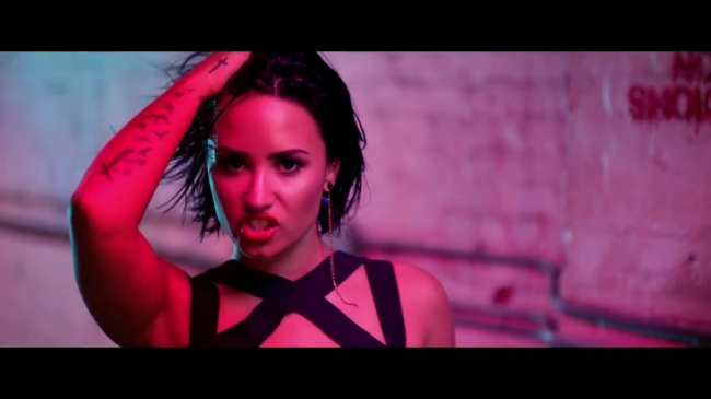 Demi_Lovato_-_Cool_for_the_Summer_28Official_Video29_mp41461.jpg