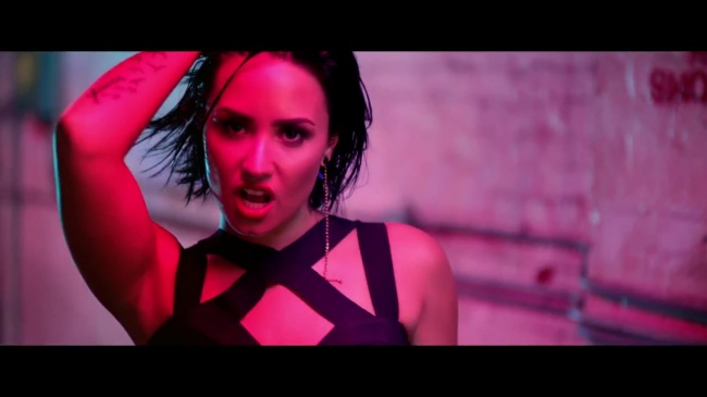 Demi_Lovato_-_Cool_for_the_Summer_28Official_Video29_mp41468.jpg