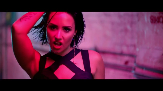 Demi_Lovato_-_Cool_for_the_Summer_28Official_Video29_mp41469.jpg