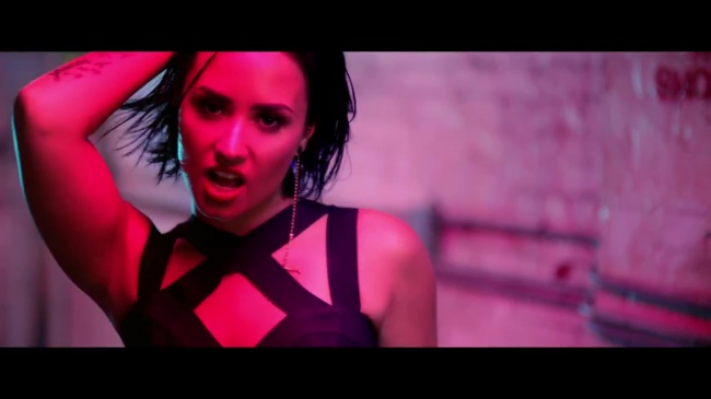 Demi_Lovato_-_Cool_for_the_Summer_28Official_Video29_mp41472.jpg