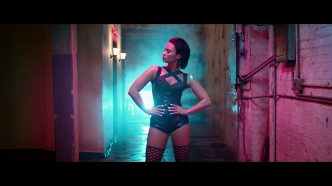 Demi_Lovato_-_Cool_for_the_Summer_28Official_Video29_mp41609.jpg