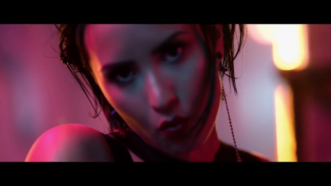 Demi_Lovato_-_Cool_for_the_Summer_28Official_Video29_mp41652.jpg
