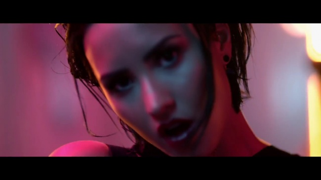 Demi_Lovato_-_Cool_for_the_Summer_28Official_Video29_mp41659.jpg