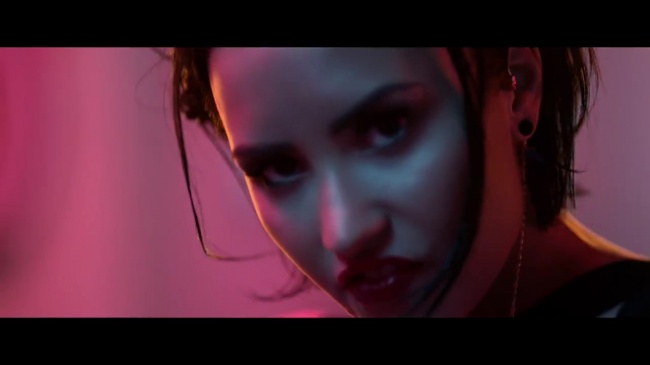 Demi_Lovato_-_Cool_for_the_Summer_28Official_Video29_mp41671.jpg