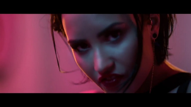 Demi_Lovato_-_Cool_for_the_Summer_28Official_Video29_mp41672.jpg