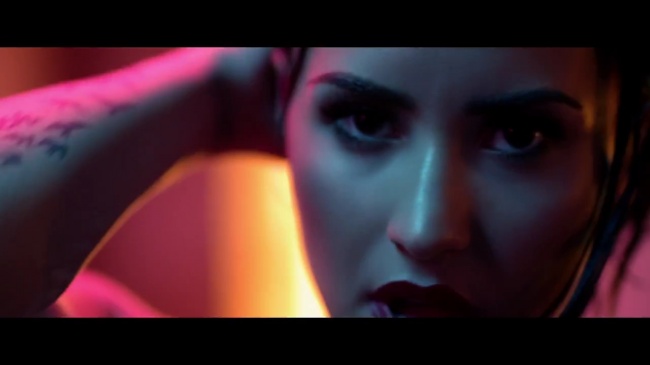 Demi_Lovato_-_Cool_for_the_Summer_28Official_Video29_mp41700.jpg